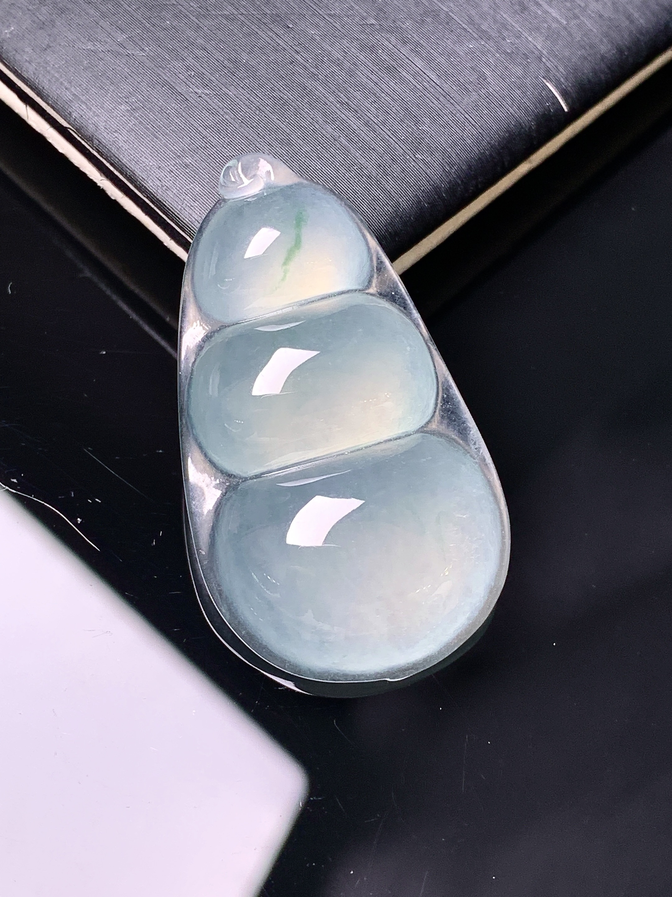 冰种四季豆吊坠 玉质细腻 色泽艳丽清新 水润亮眼 整体尺寸34.2*19.5*6 c1