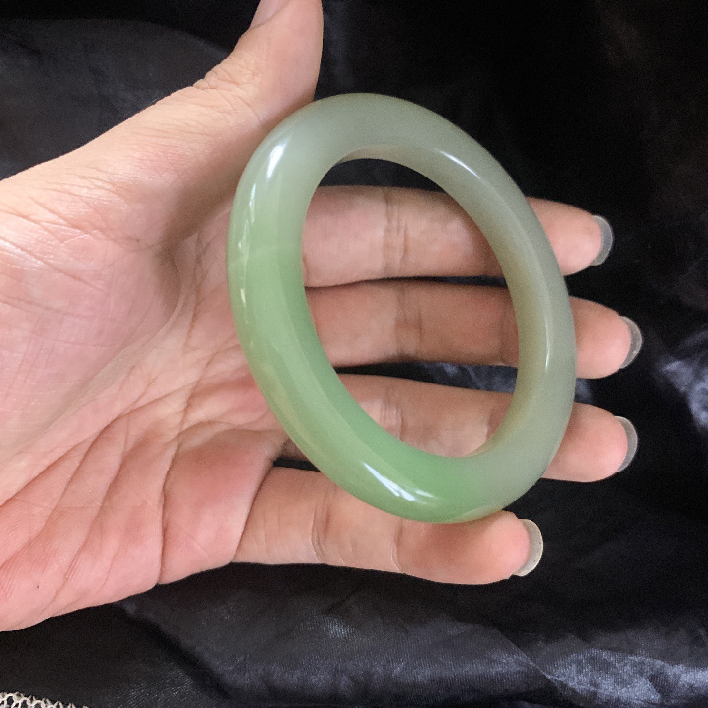 58圈口和田玉翠青手镯，镯型古朴典雅。在诗情画意的雨巷相遇，你是我腕间的一抹风情，有你眸有深情.清风