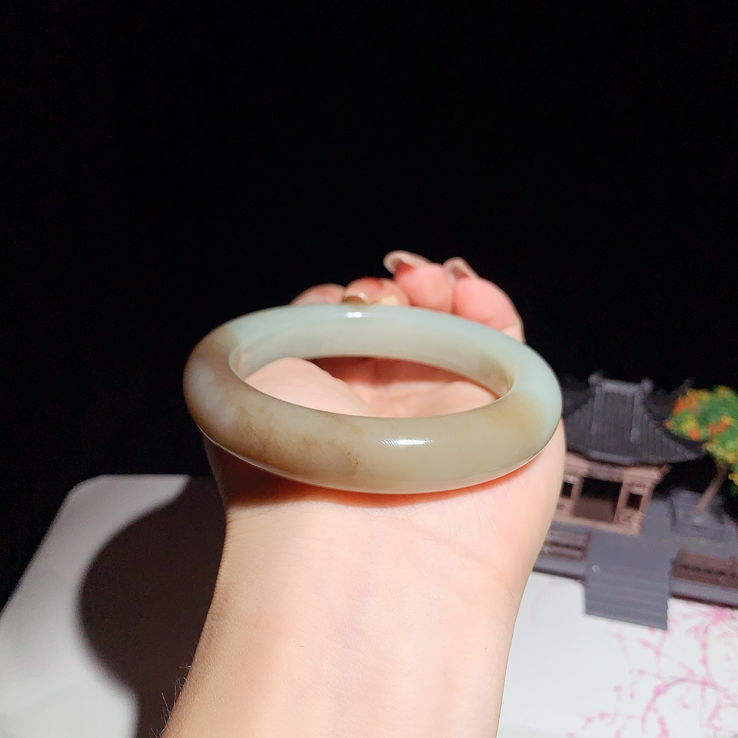 和田玉56圈口且末糖手镯！玉质细腻油润 底色纯净 无裂无棉 脂粉好，品质高