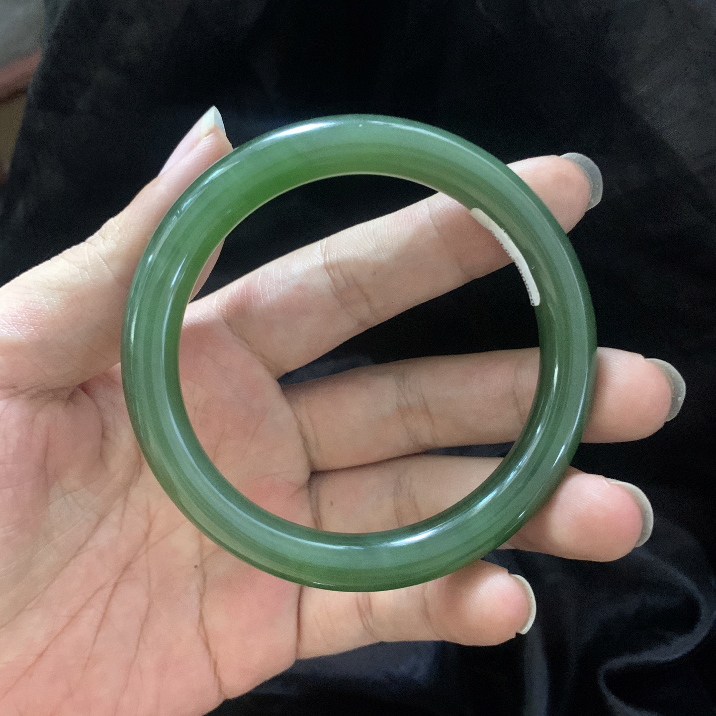 收藏款，60圈口和田碧玉冰底菠菜绿手镯，镯型古朴典雅。在诗情画意的雨巷相遇，你是我腕间的一抹风情，有