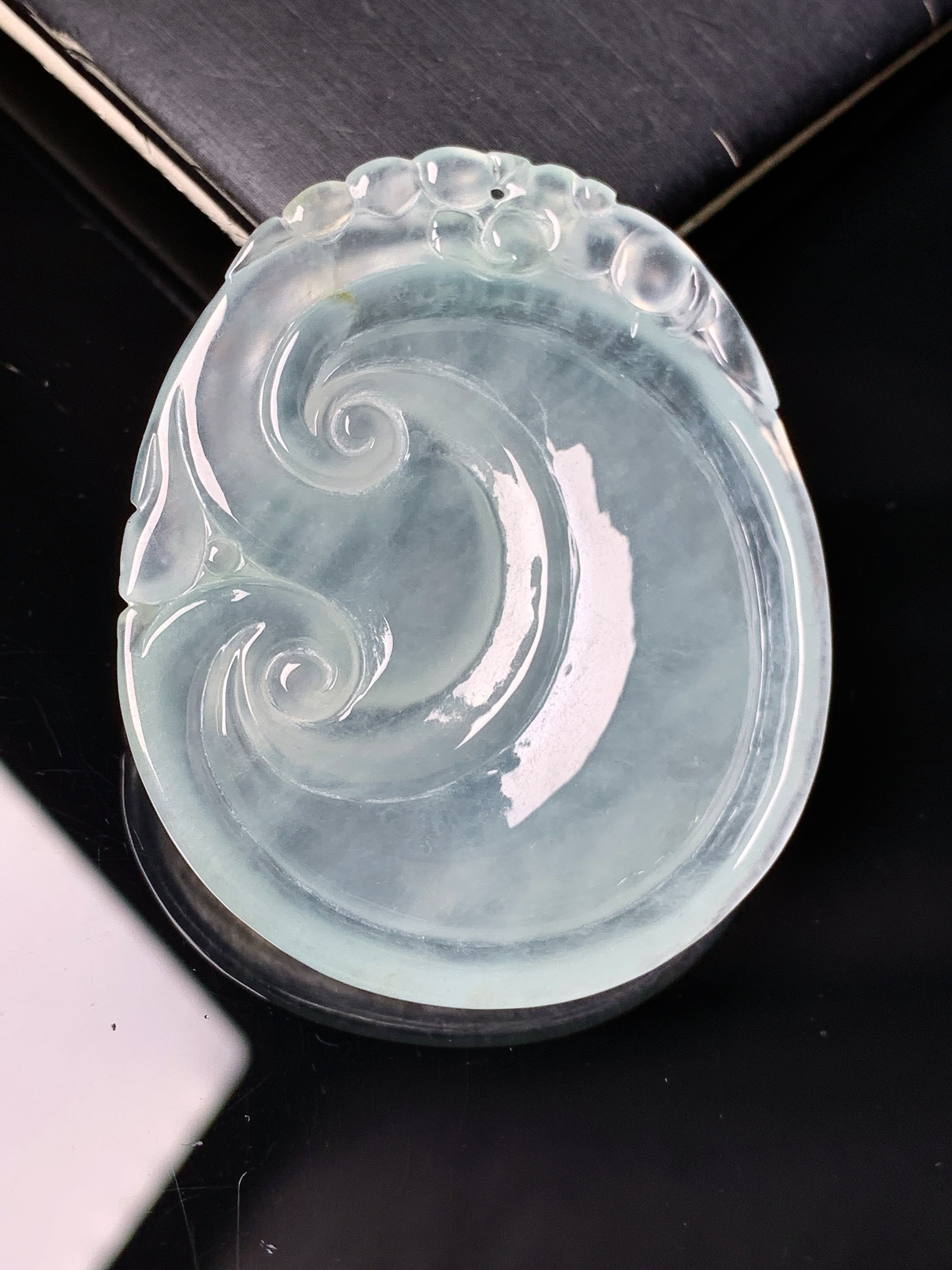 冰种如意吊坠 玉质细腻 色泽艳丽清新 水润亮眼 整体尺寸48.2*40*6 e6