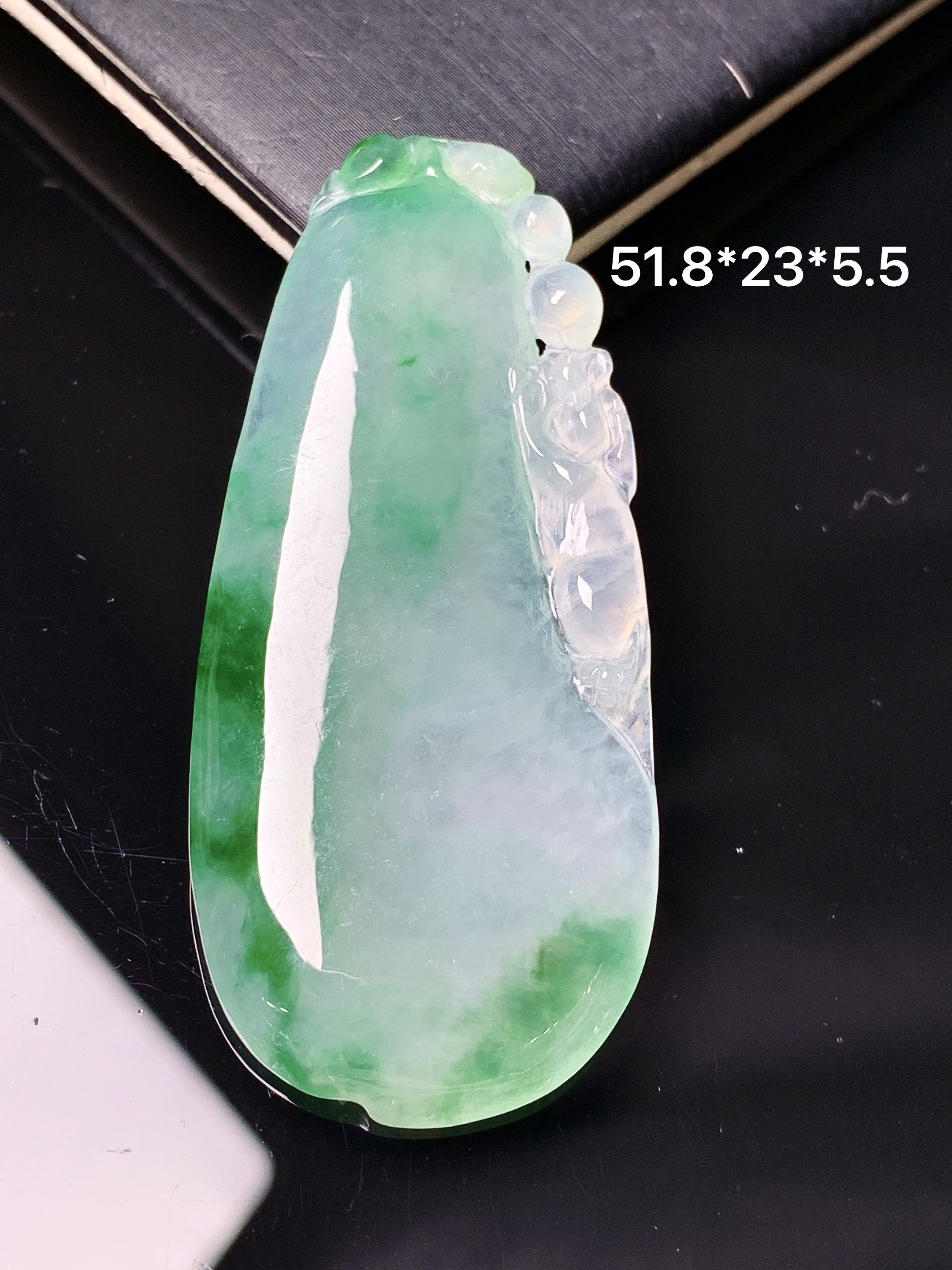 飘绿福瓜吊坠 玉质细腻 色泽艳丽清新 水润亮眼  整体尺寸51.8*23*5.5 e6
