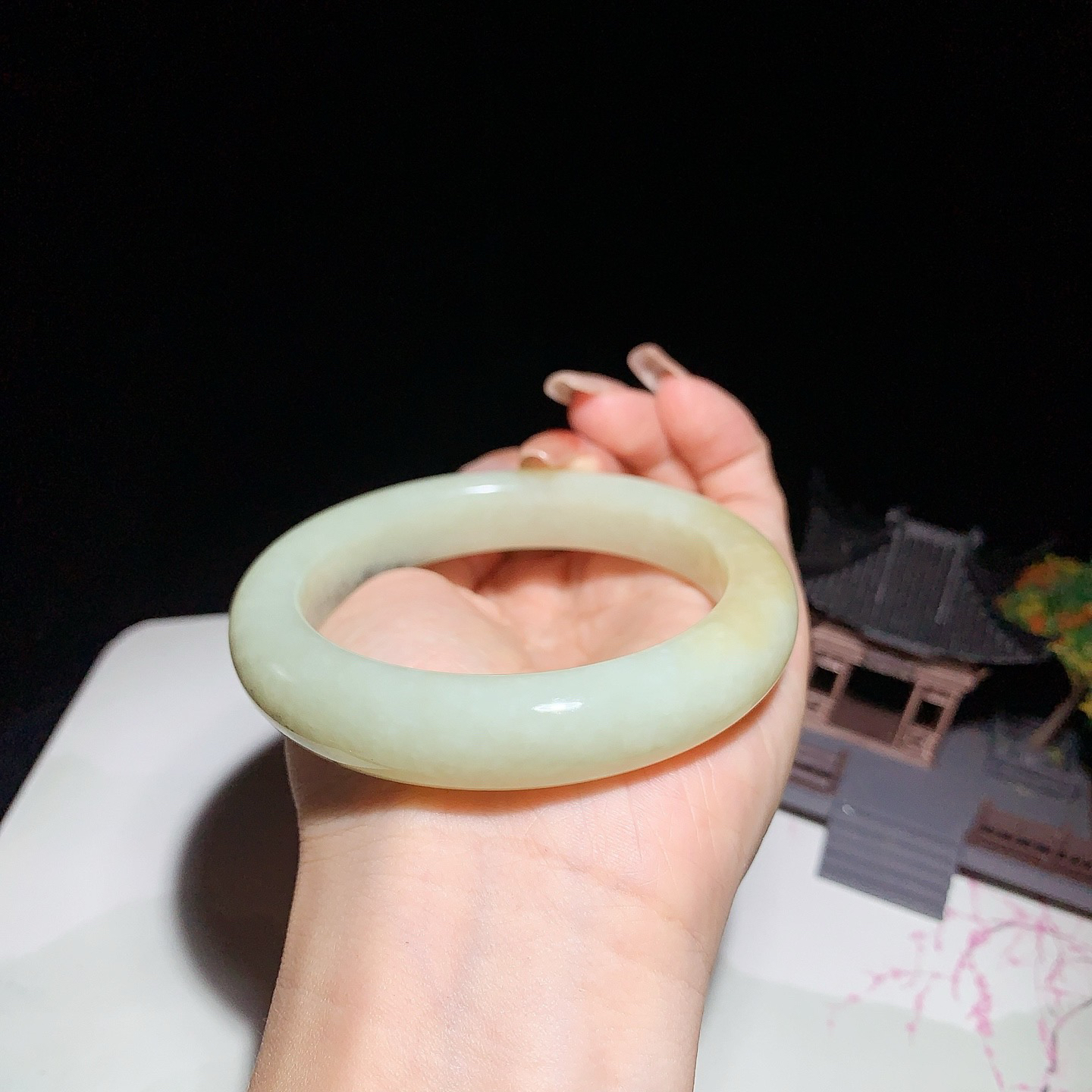 和田玉60圈口且末糖手镯！圈口60玉质细腻油润 底色纯净 无纹裂 脂粉好，品质高