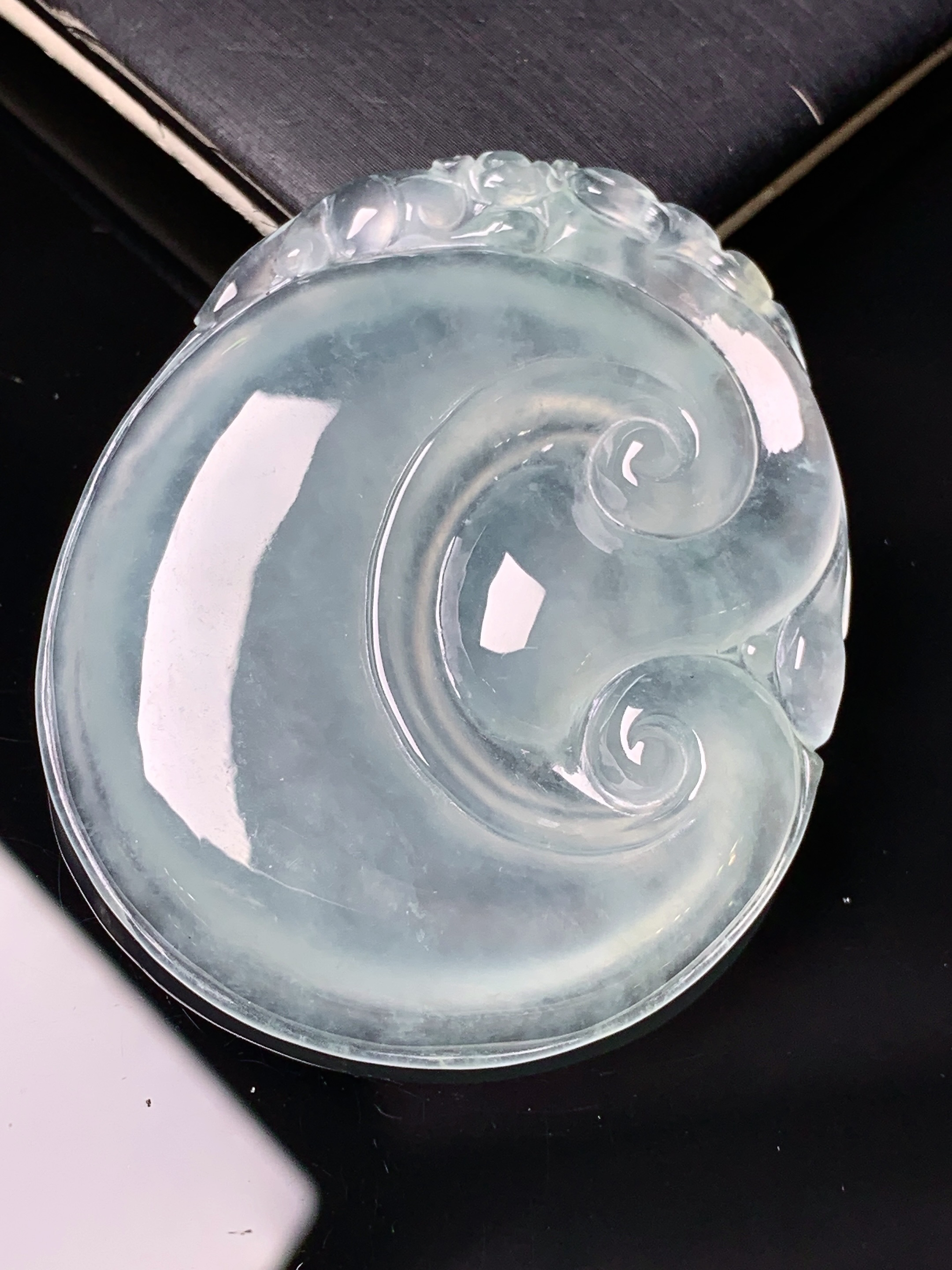 冰种如意吊坠 玉质细腻 色泽艳丽清新 水润亮眼 整体尺寸48.2*40*6 e6