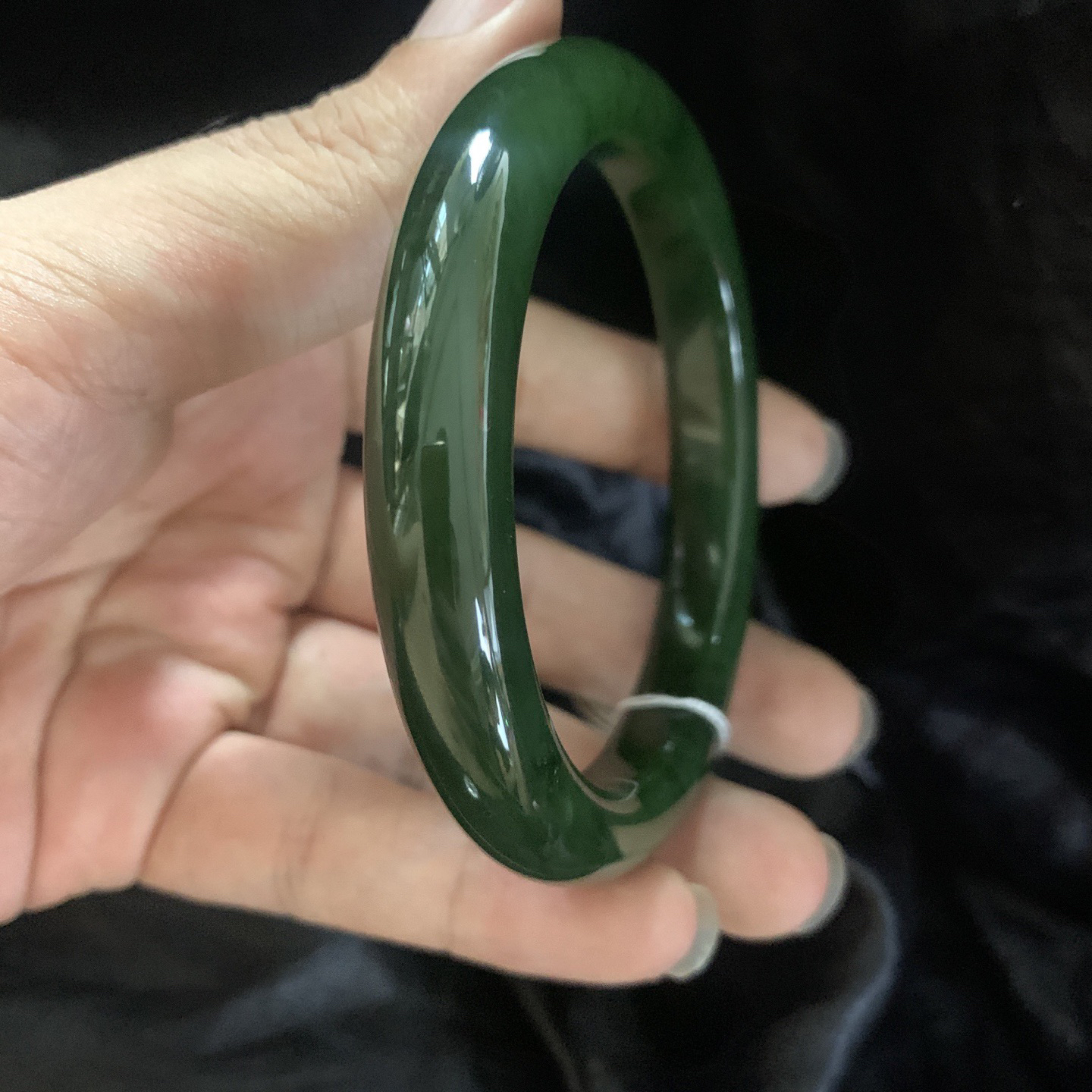 63圈口和田玉碧玉菠菜绿手镯，镯型古朴典雅。在诗情画意的雨巷相遇，你是我腕间的一抹风情，有你眸有深情.清风荡漾湖间静水，我愿俯身低眉，在烟波涟漪处寻你
