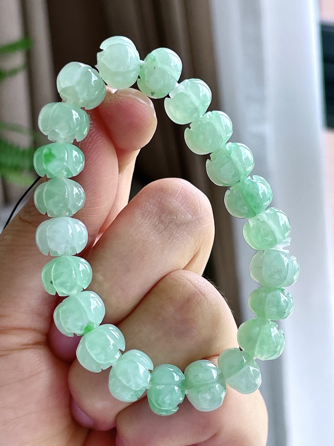 【珠子】冰晴绿花苞手链 【说明】缅甸 性比高 【尺寸】10.4-7.5mm 【重量】30.2克