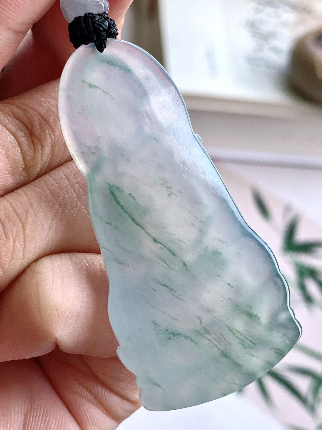 【裸石】️冰种飘花大势至观音持莲观音吊坠 【说明】缅甸 性比高 【尺寸】57.4-30-5.5 【重量】22.3克