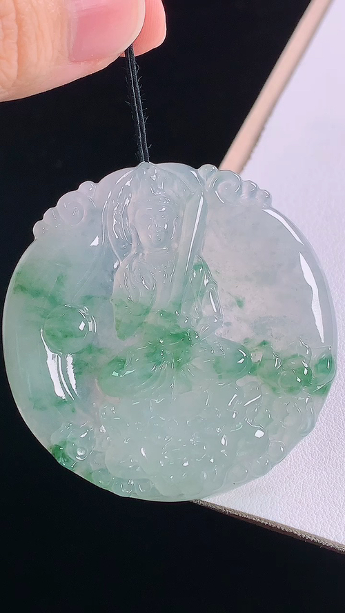 冰飘绿文殊观音，无裂，尺寸:50.6-5.6mm 18