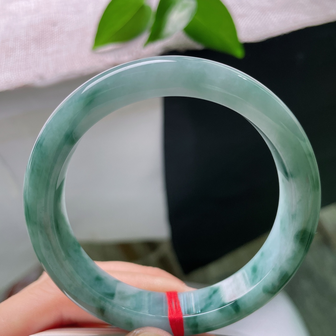 58/12/9.0，飘花正圈，无裂，底色清柔，飘花水墨写意弥散，玉质莹润，自带低调疏离质感。ss59342a
