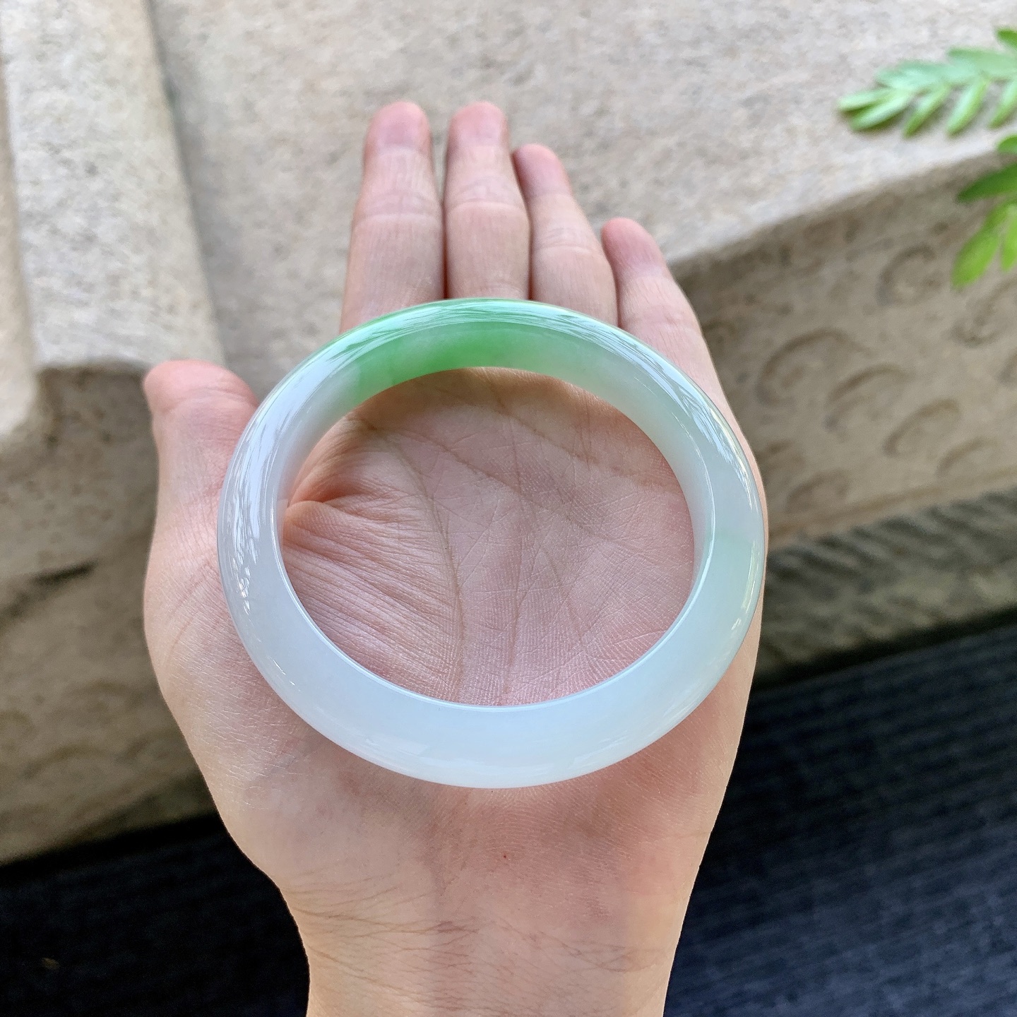 正圈55 56 圈口56.2/9.8/8.3 编码DJ092607 细糯飘阳绿，水润，种老，细腻，打灯有絮线