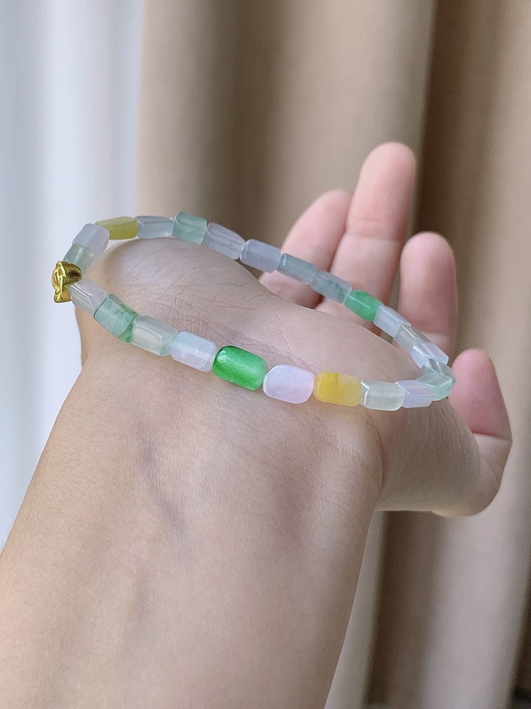 【珠子】冰多宝手串随形米珠手串 【说明】缅甸 性比高 【尺寸】7.4-4.3-3.2mm 【重量】8克