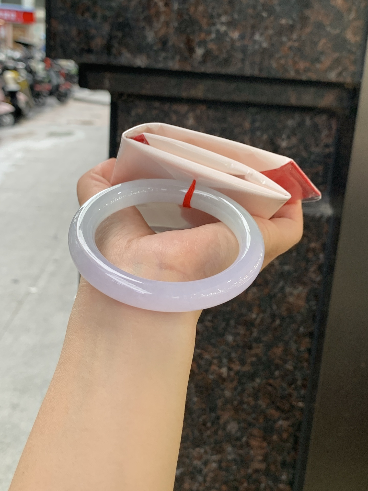 冰春彩圆条 56.2-10.4-9.8 0613-N992-1 无裂，底妆冰润，谁能拒绝一只自带春日滤镜的春彩镯啊，像雾里的新芽，冰润细腻，上手温柔到骨子里，把整个春天的诗意都戴在手上。