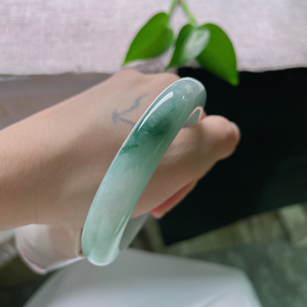 58/11.6/8.6，飘花正圈，晶体纹，淡雅冰晴澄澈如水，一抹墨绿凝于玉镯一隅，经典平安镯，一花成景古韵悠然绵长。ss59351a
