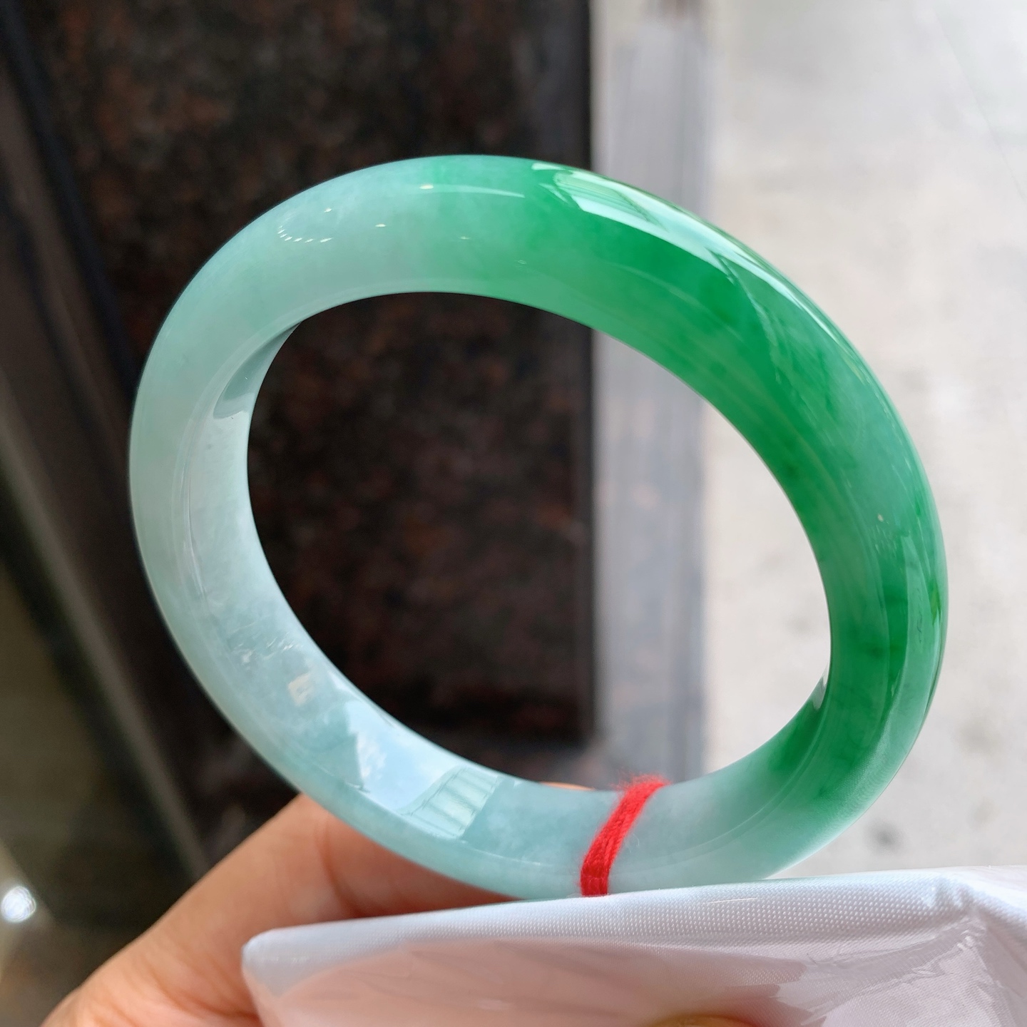 正圈飘绿 微细纹 尺寸：57.4/12.2/8.3 色辣