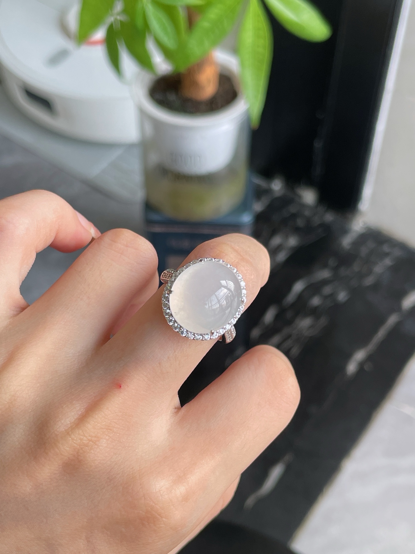 925银镶莹白胶润鸽子蛋戒指 S15