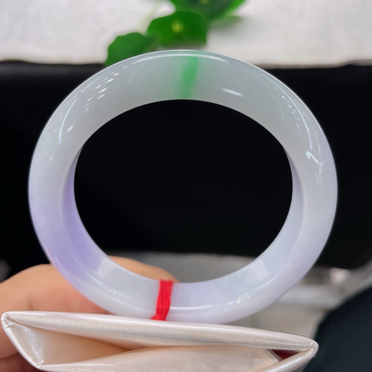 天然翡翠手镯 圈口55.3/12.7/8.8，春彩正圈，55/56可戴，紫韵含春，一抹俏绿落腕间，微纹不扣，上手无视
