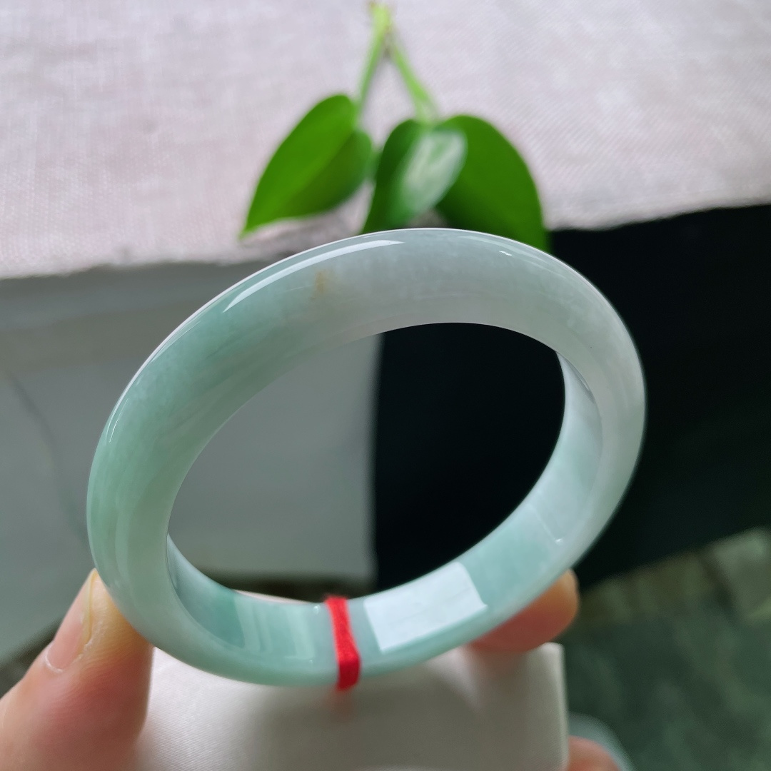 58/11.6/8.6，飘花正圈，晶体纹，淡雅冰晴澄澈如水，一抹墨绿凝于玉镯一隅，经典平安镯，一花成景古韵悠然绵长。ss59351a