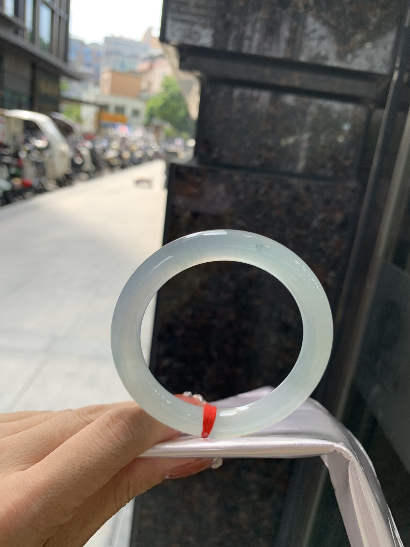 冰晴圆条 54.3-9.4-9.6 0930-F473 打灯细纹，底妆冰透胶润细腻，清爽耐看的冰晴绿，底色均匀，夏季美好的冰凉感，时而绿时而蓝，随光线变化如梦如幻。