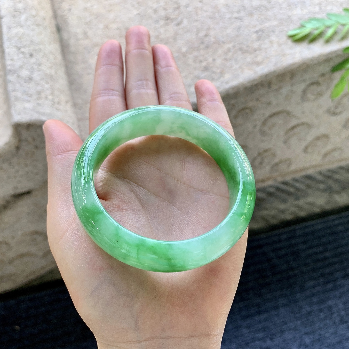 正圈55 56 圈口56/16/8.6 编码W6092617 冰糯飘辣绿，宽版，水润，种老，细腻，打灯有棉纹