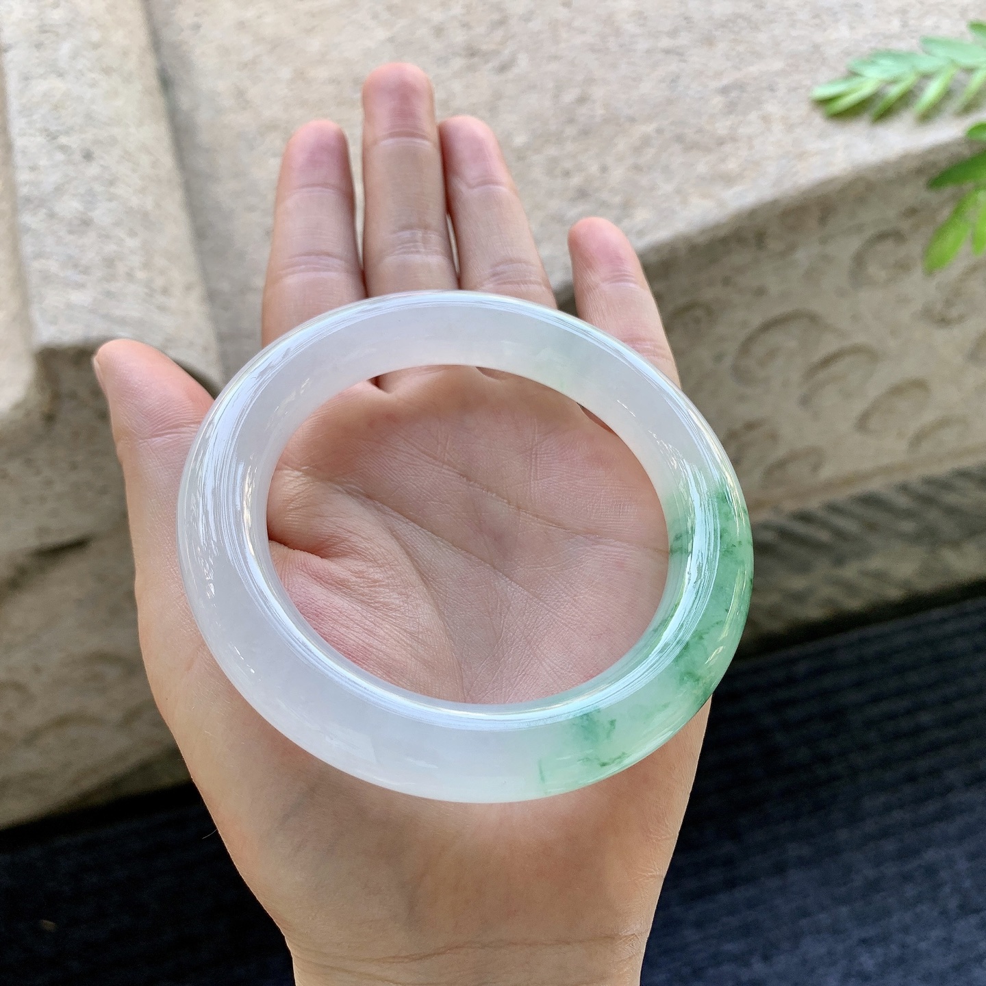 圆条57 58 圈口58.4/11.7/11.6 编码DJ092603 冰糯飘绿花，水润，种老，细腻，无裂