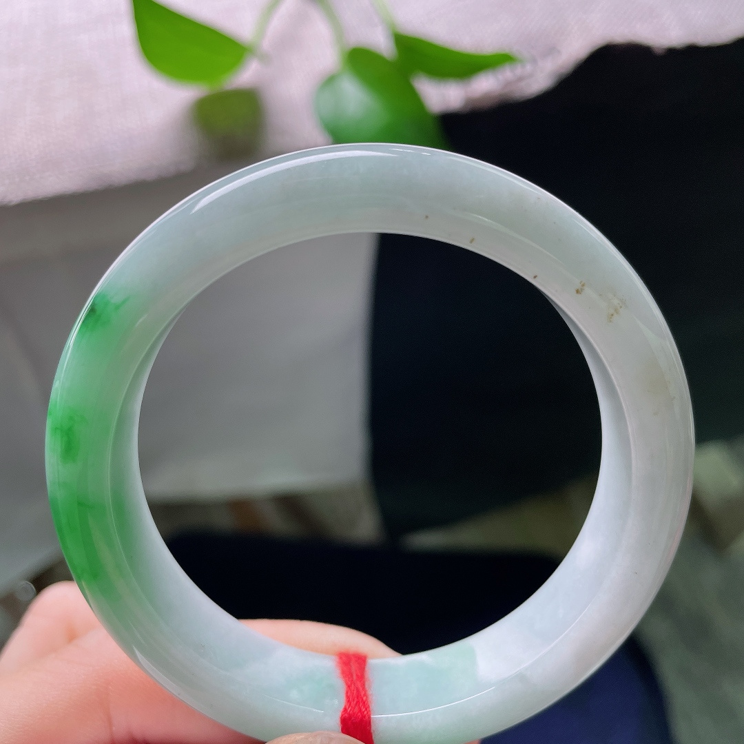 54.8/12.2/8.2，飘绿正圈，无裂，洒金，白底飘辣绿翡翠镯，玉质细腻温润，翠色聚艳，上手清新自带灵气。ss59319a