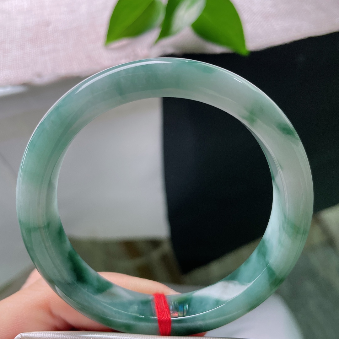 59.8/12/8.8，飘花正圈，无裂，云山烟雨凝于玉镯，飘花层次缥缈悠远，冰蓝玉质灵气荡漾，复刻静
