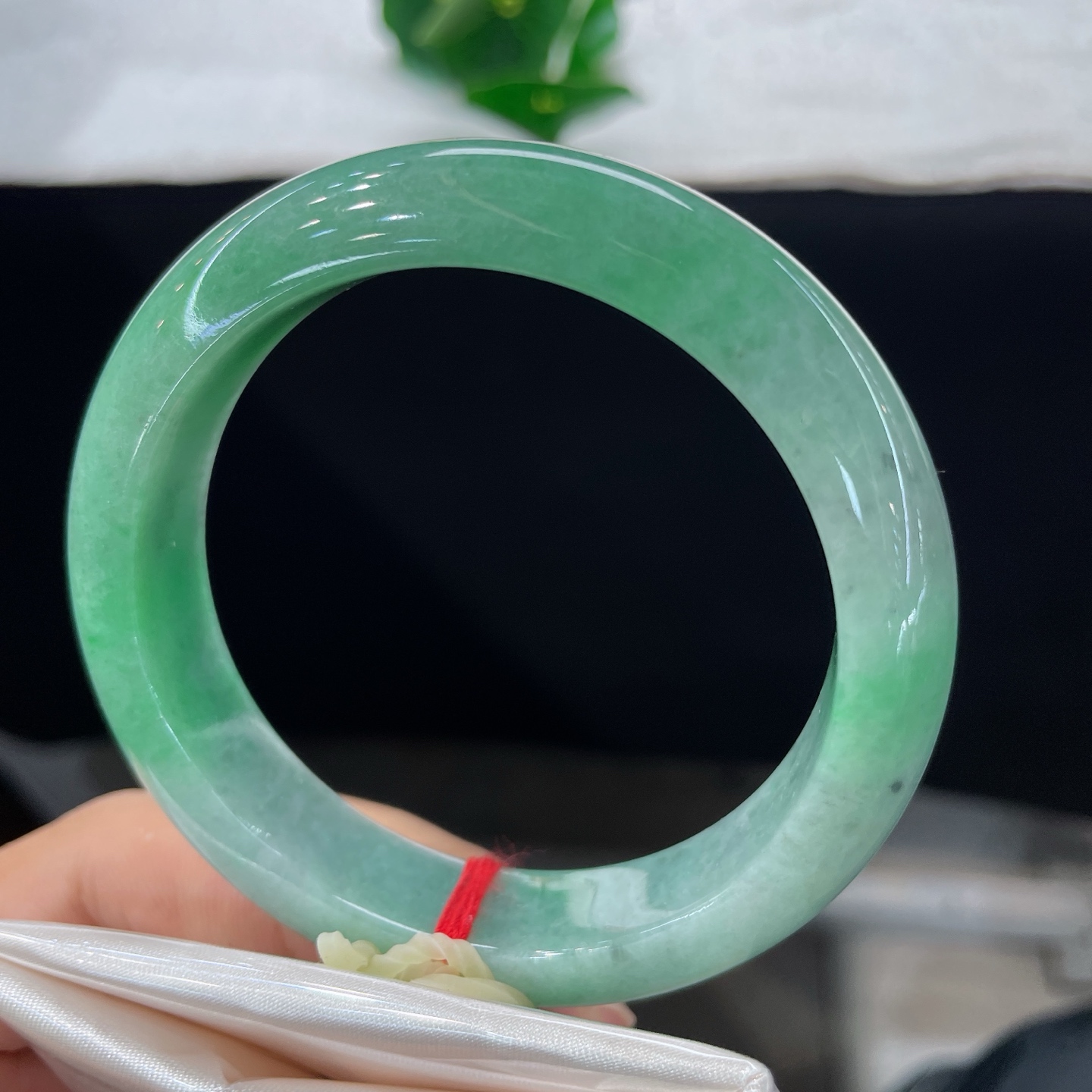 天然翡翠手镯 圈口57.7/13/8.9，满色豆绿正圈，57/58正圈可戴，一镯浸翠，满目清绿，无裂。