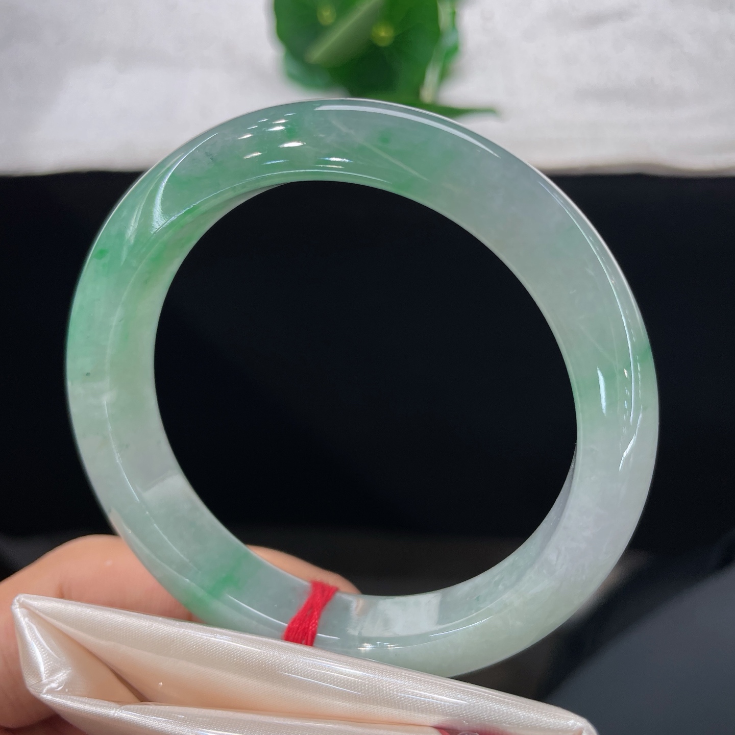 天然翡翠手镯 圈口58/12/9.0，晴底飘绿花正圈，57/58可戴，翠色盈环，温润自成风景，无裂