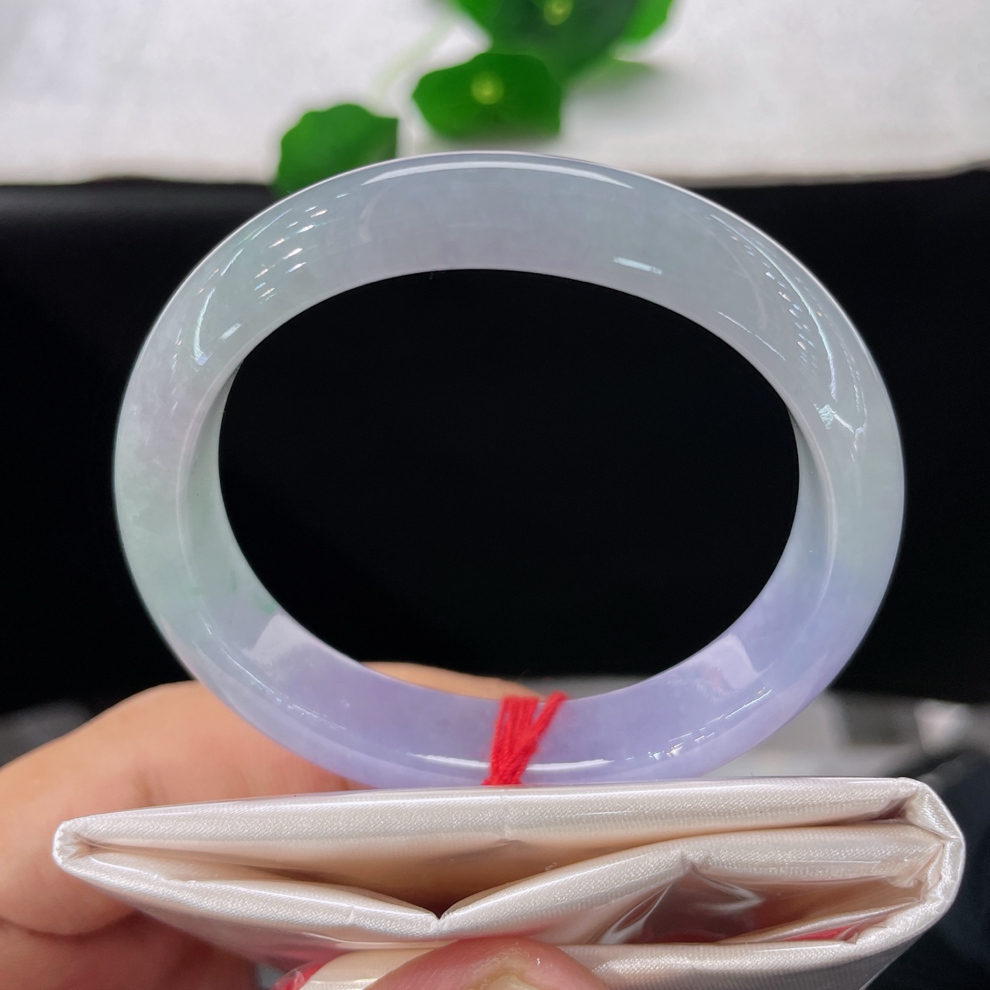 天然翡翠手镯 圈口53.5/12.3/7.3，贵妃，52/53正圈可戴，玉蕴春辉，紫雾轻笼，无裂。