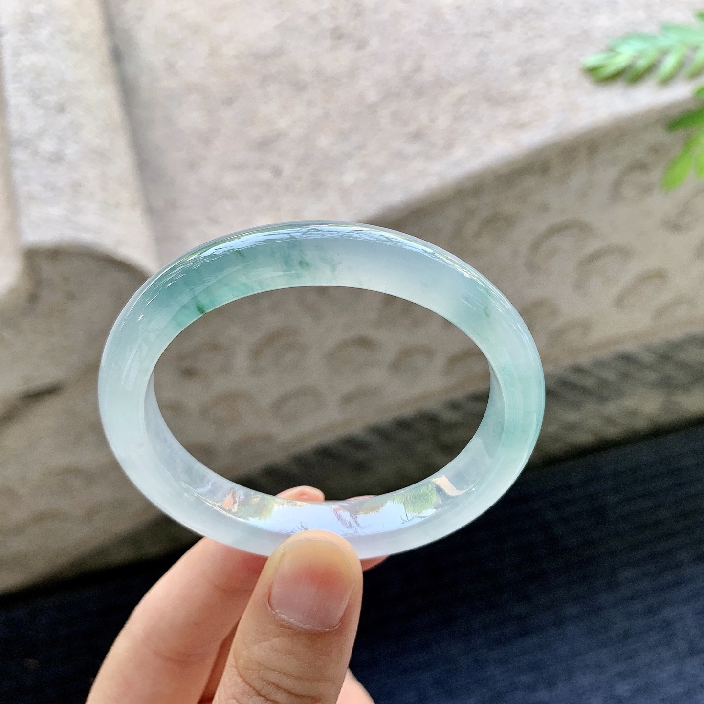 贵妃52 53 圈口53.2/45.2/10.2/7.2 编码C5092619 冰糯飘蓝花，水润，种老，细腻，打灯有絮线
