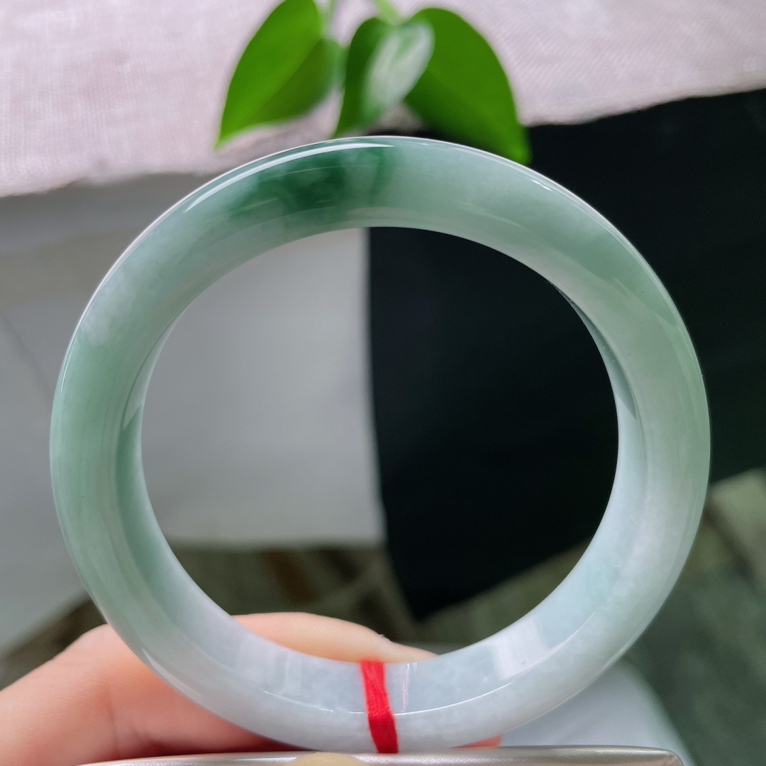 58/11.6/8.6，飘花正圈，晶体纹，淡雅冰晴澄澈如水，一抹墨绿凝于玉镯一隅，经典平安镯，一花成