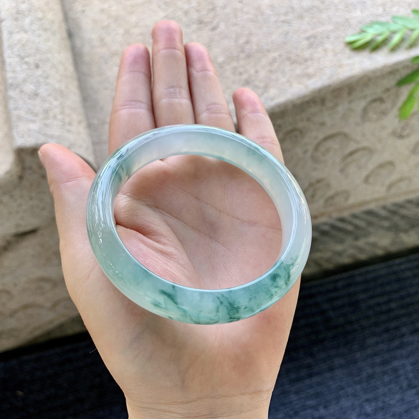 正圈56 57 圈口57.5/12.4/8.6 编码DJ092608 冰糯飘花，水润，种老，细腻，打灯有棉线