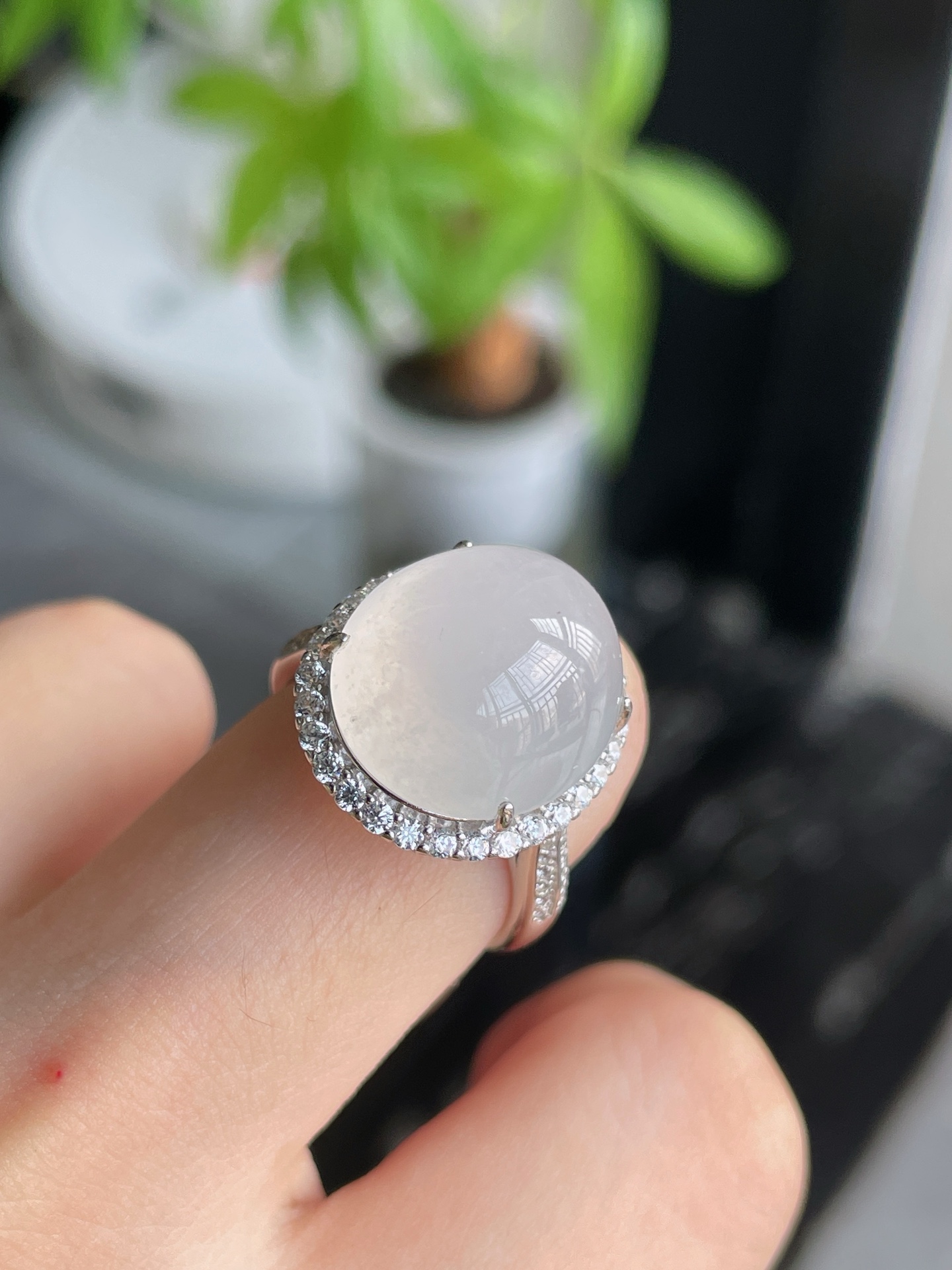 925银镶莹白胶润鸽子蛋戒指 S15