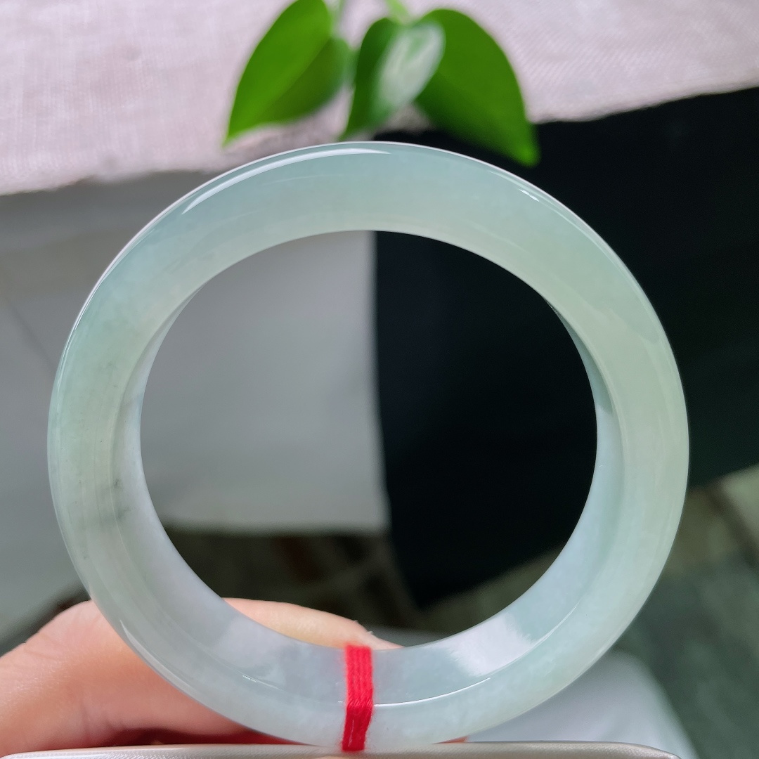 52.5/12/8.1，蓝底正圈，无裂，冰润湖水绿平安镯，清翠湖色漫覆镯身，冰底通透莹亮，演绎温婉清
