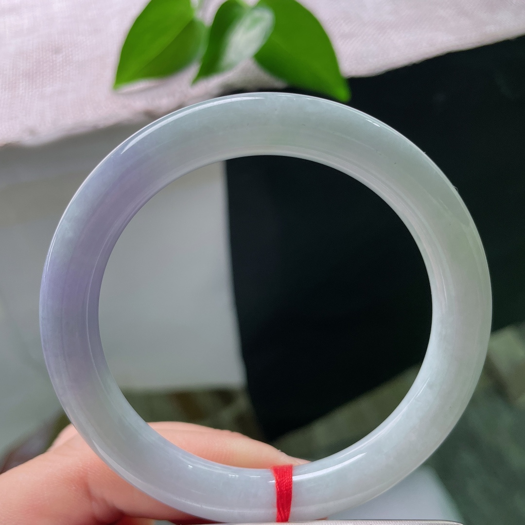 56.3/9.6，飘花正圈，无裂，紫气悠悠聚于半环玉镯，圆条版型饱满圆润，玉色柔和含蓄，衬人娴静从容优雅大方。ss59629a