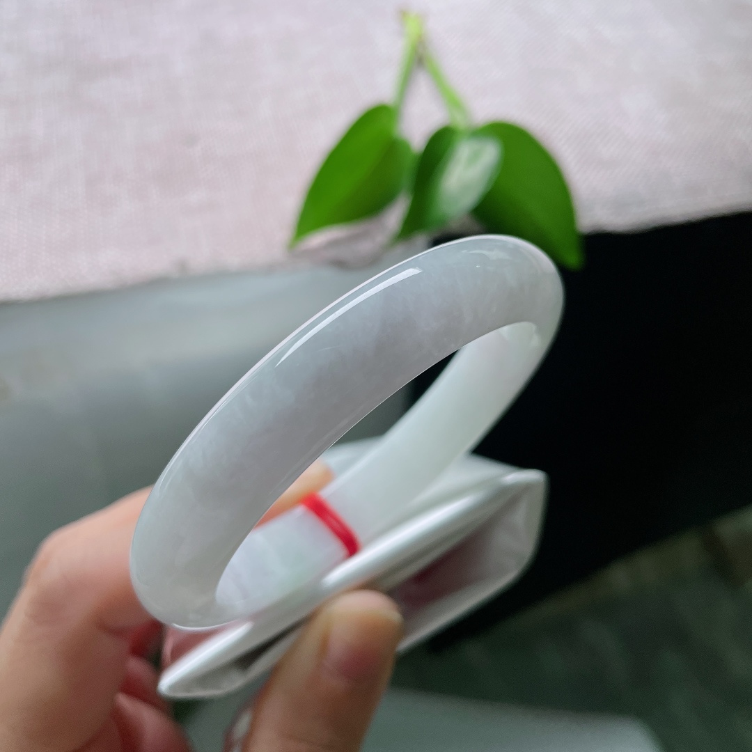57/12/8.3，白底正圈，棉线，玉质冰润通透匀净，若有若无的浅绿萦绕镯间，素镯无华，衬出女子温润风骨。ss59595a