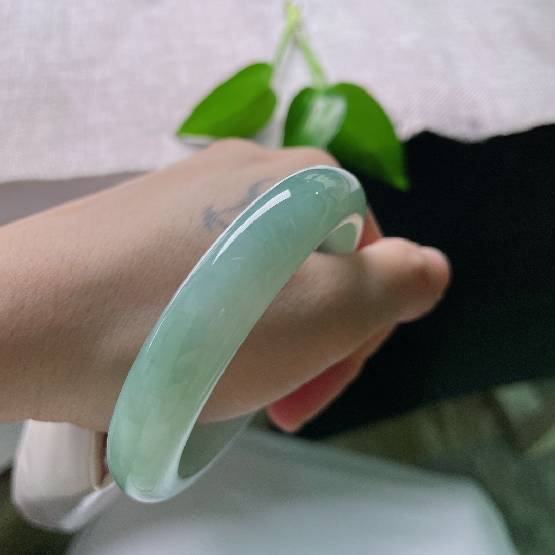 56/12.4/8.0，蓝底正圈，无裂，冰种质地水光温润，整圈油青色调柔和内敛，端庄镯型，清冷雅致尽显玉的沉静之美。ss59619a