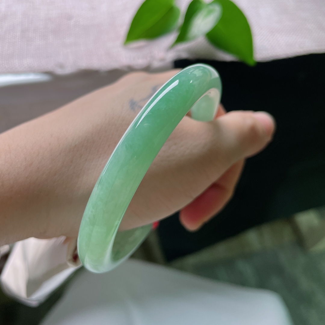56.4/9.8，绿底圆条，无裂，清润湖水绿如碧波漾开，通体色泽柔和均匀，版型端庄周正，上手清新雅致韵味悠长。ss59647a