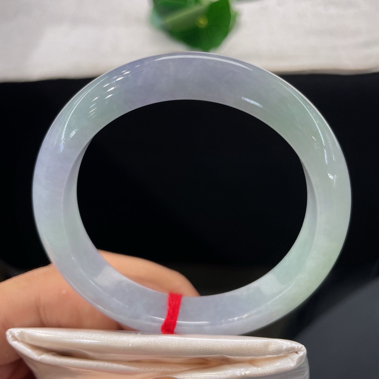 天然翡翠手镯 圈口54.6/11.1/8.1，春彩正圈，54/55/可戴，柔色相融，玉藏温柔，无裂。