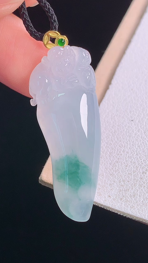 ️18K冰种飘花福瓜吊坠，无裂，尺寸:39.9-36.1-14.1-5.7mm 21