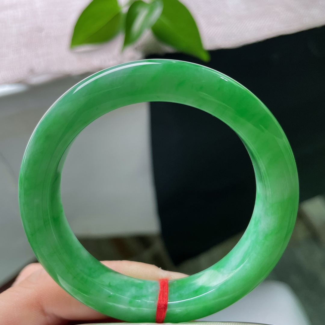 52.9/12.4/9.3，满绿正圈，翠色欲滴，艳丽贵气，种老，细润，极具东方美学的气质，无裂，ss