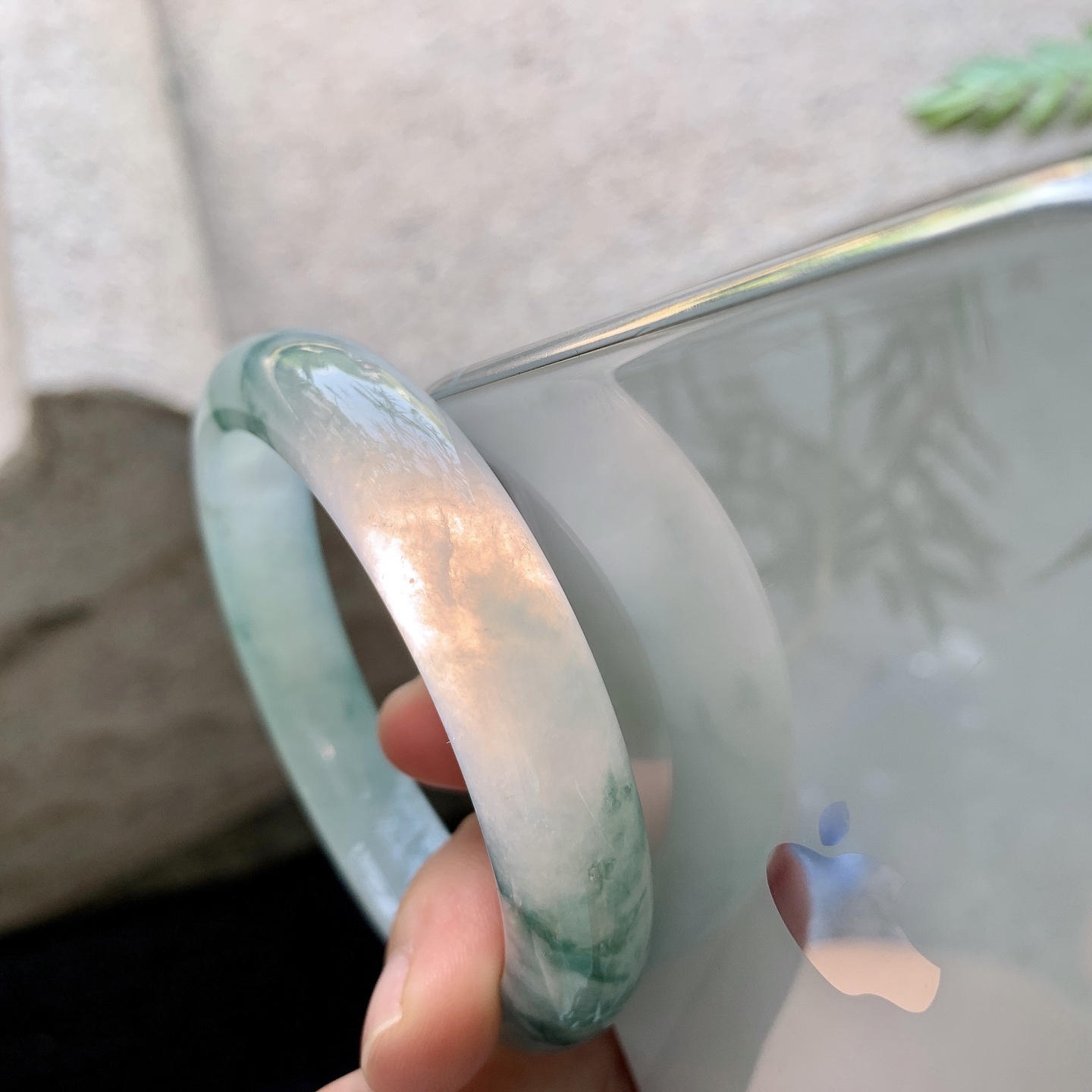 正圈56 57 圈口57.5/12.4/8.6 编码DJ092608 冰糯飘花，水润，种老，细腻，打灯有棉线