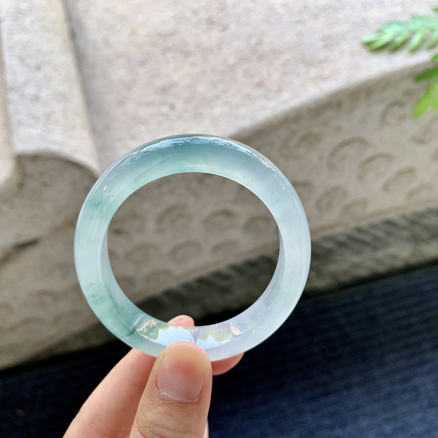 贵妃52 53 圈口53.2/45.2/10.2/7.2 编码C5092619 冰糯飘蓝花，水润，种老，细腻，打灯有絮线