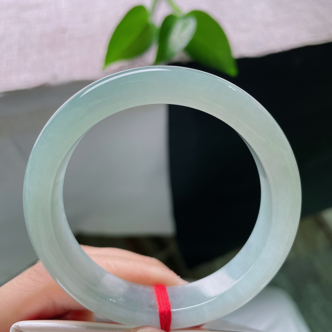 52.5/12/8.1，蓝底正圈，无裂，冰润湖水绿平安镯，清翠湖色漫覆镯身，冰底通透莹亮，演绎温婉清雅东方气韵。ss59098a