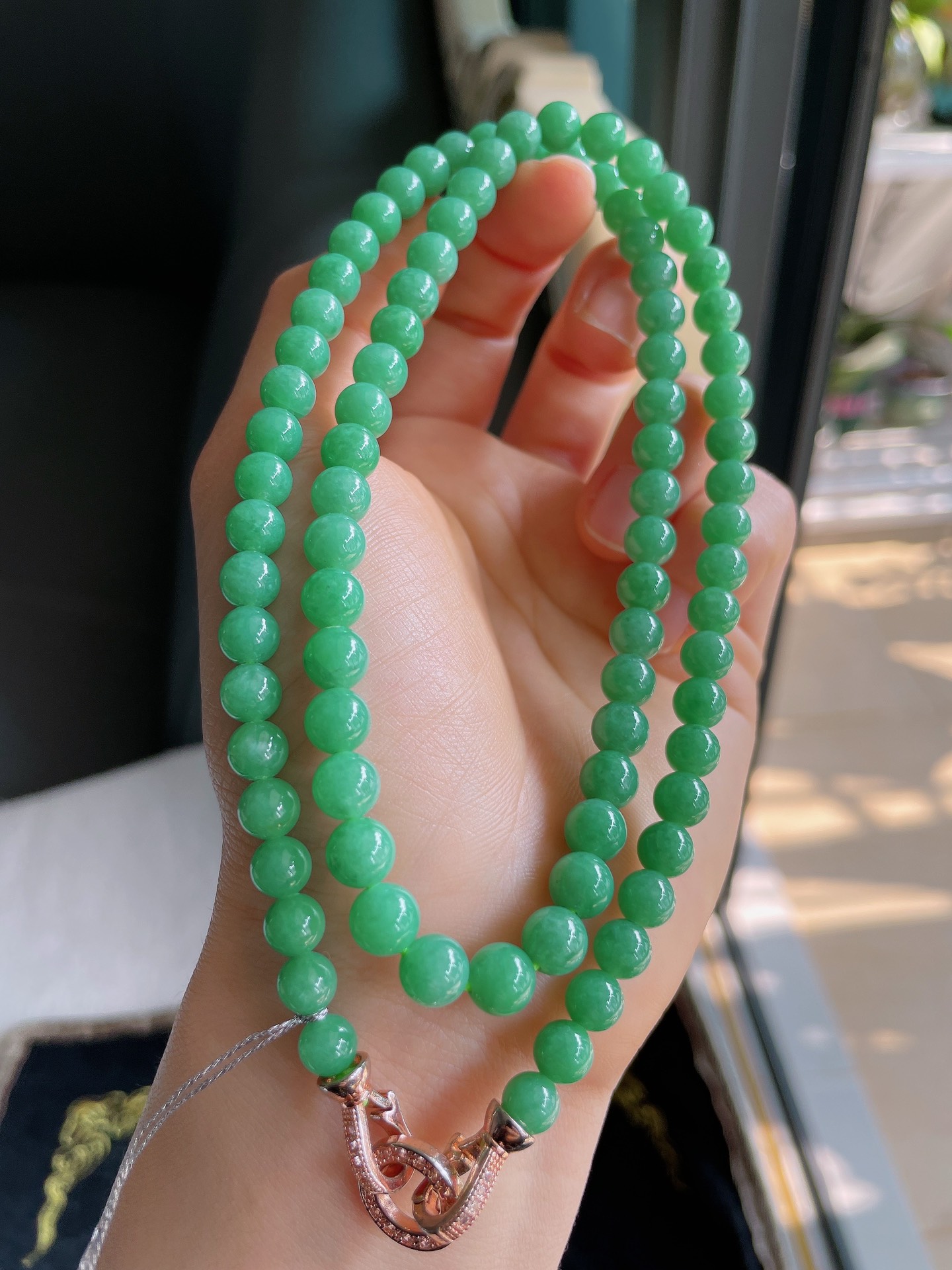 缅甸天然翡翠A货，冰满绿项链，尺寸：6.4-6.8mm86颗。【编1626】