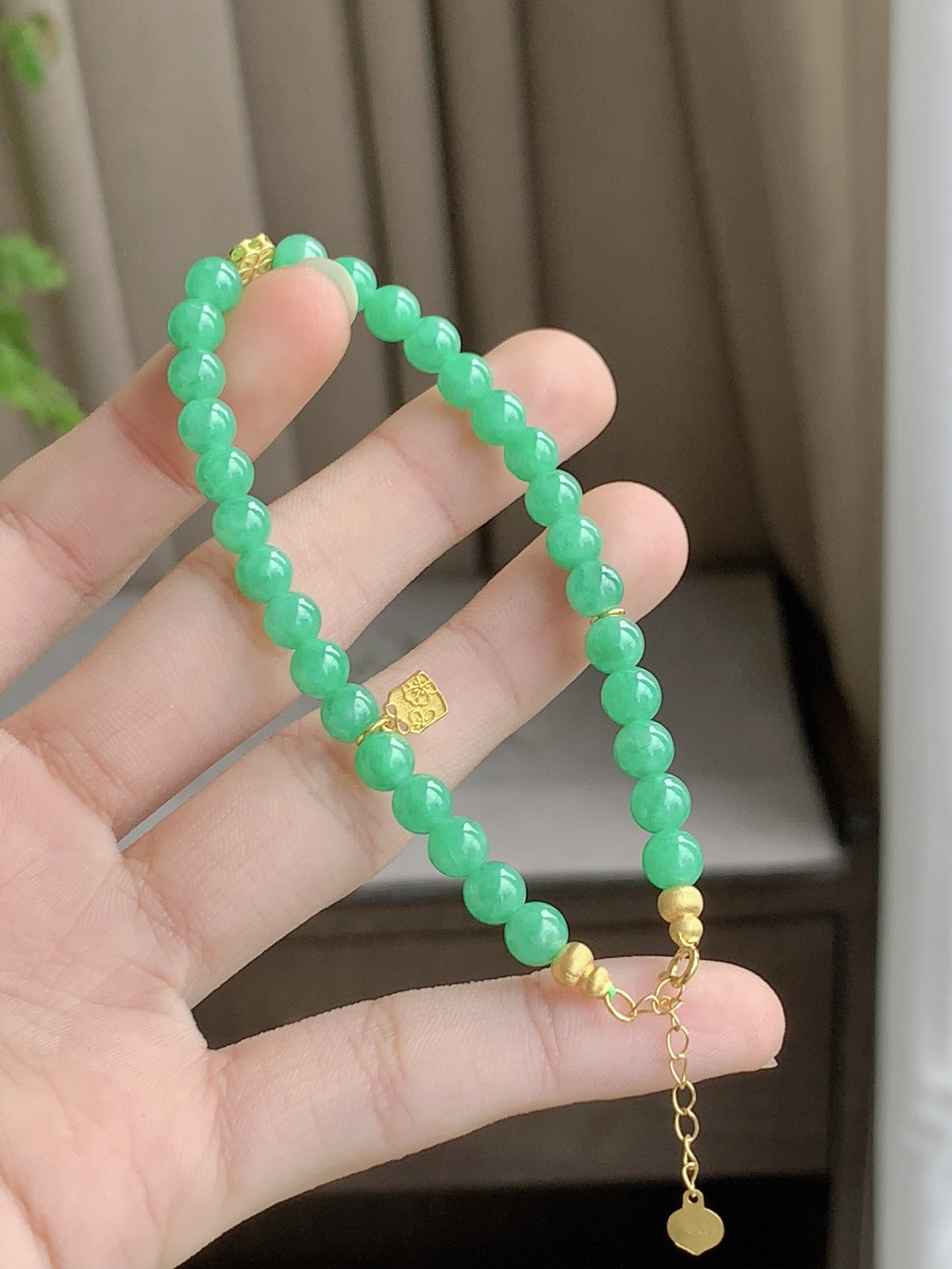 【珠子】阳绿手串圆珠子手串 【说明】缅甸 18k金镶嵌 性比高 【尺寸】5.4mm 【重量】9.4克