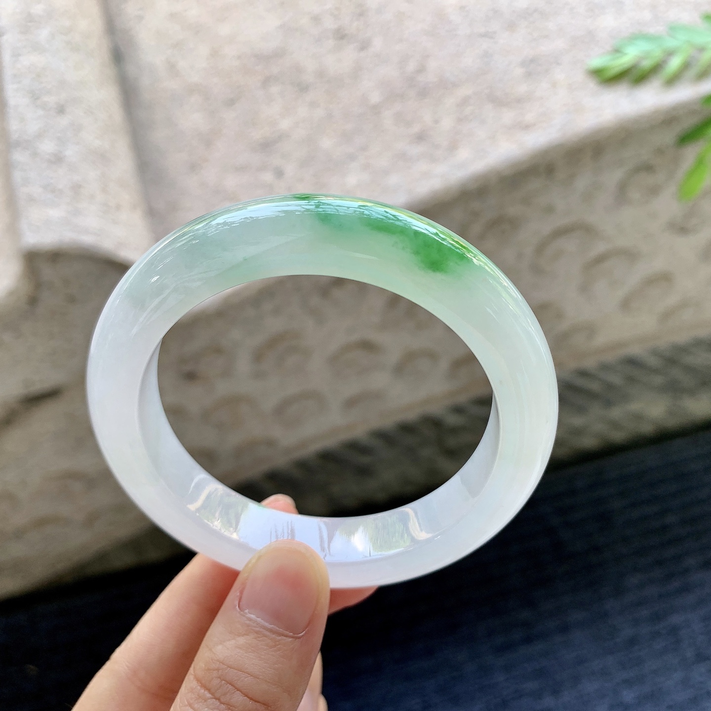 正圈55 56 圈口56/12/9.3 编码Q5092601 冰糯飘绿，水润，种老，细腻，无裂