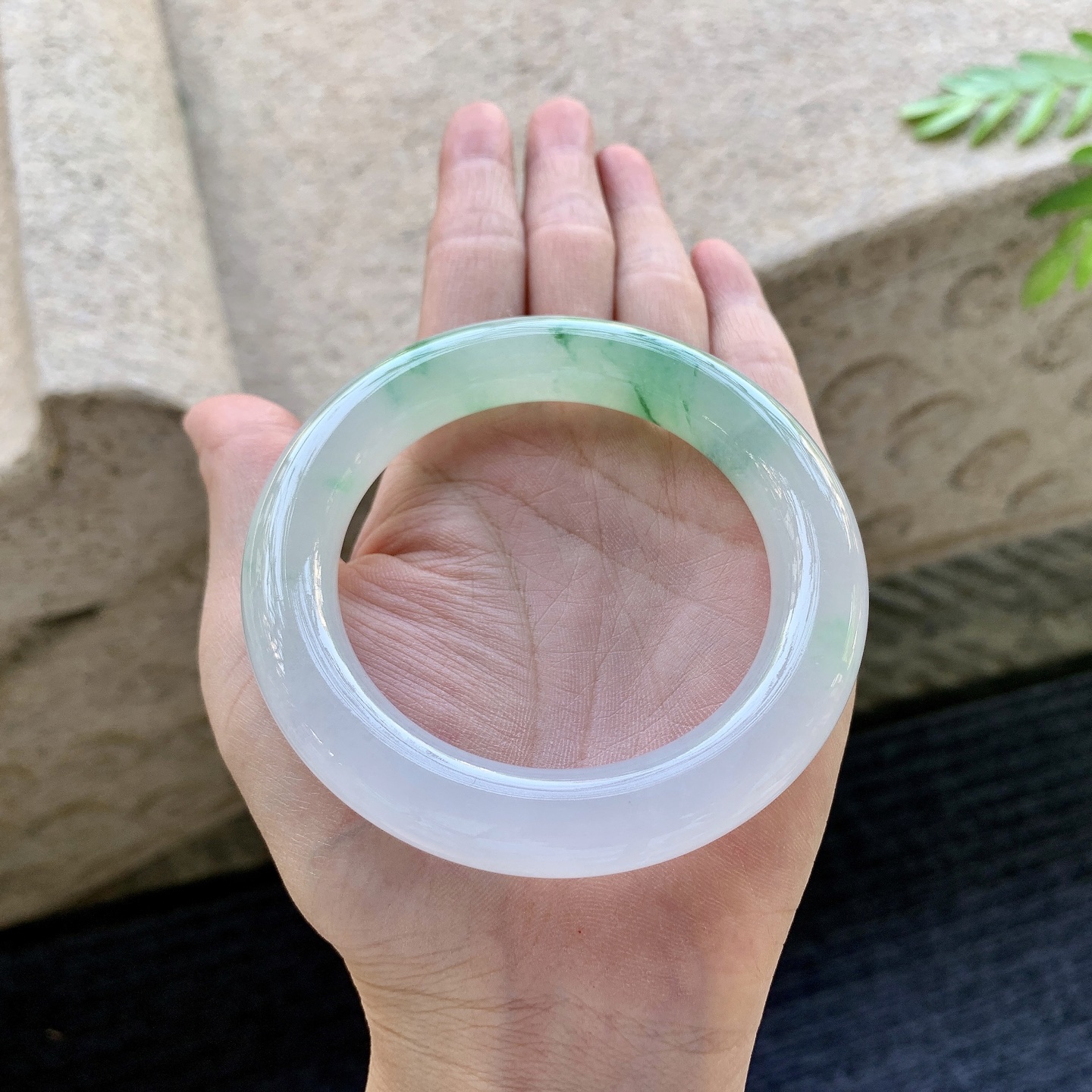 圆条54 55 圈口55.7/11.7/11.7 编码DJ092604 冰糯飘绿花，水润，种老，细腻，打灯有絮线