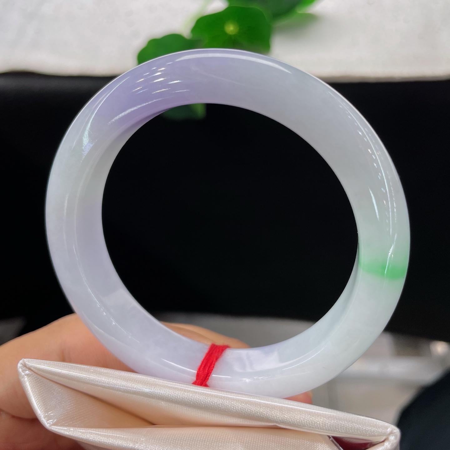 天然翡翠手镯 圈口55.3/12.7/8.8，春彩正圈，55/56可戴，紫韵含春，一抹俏绿落腕间，微纹不扣，上手无视