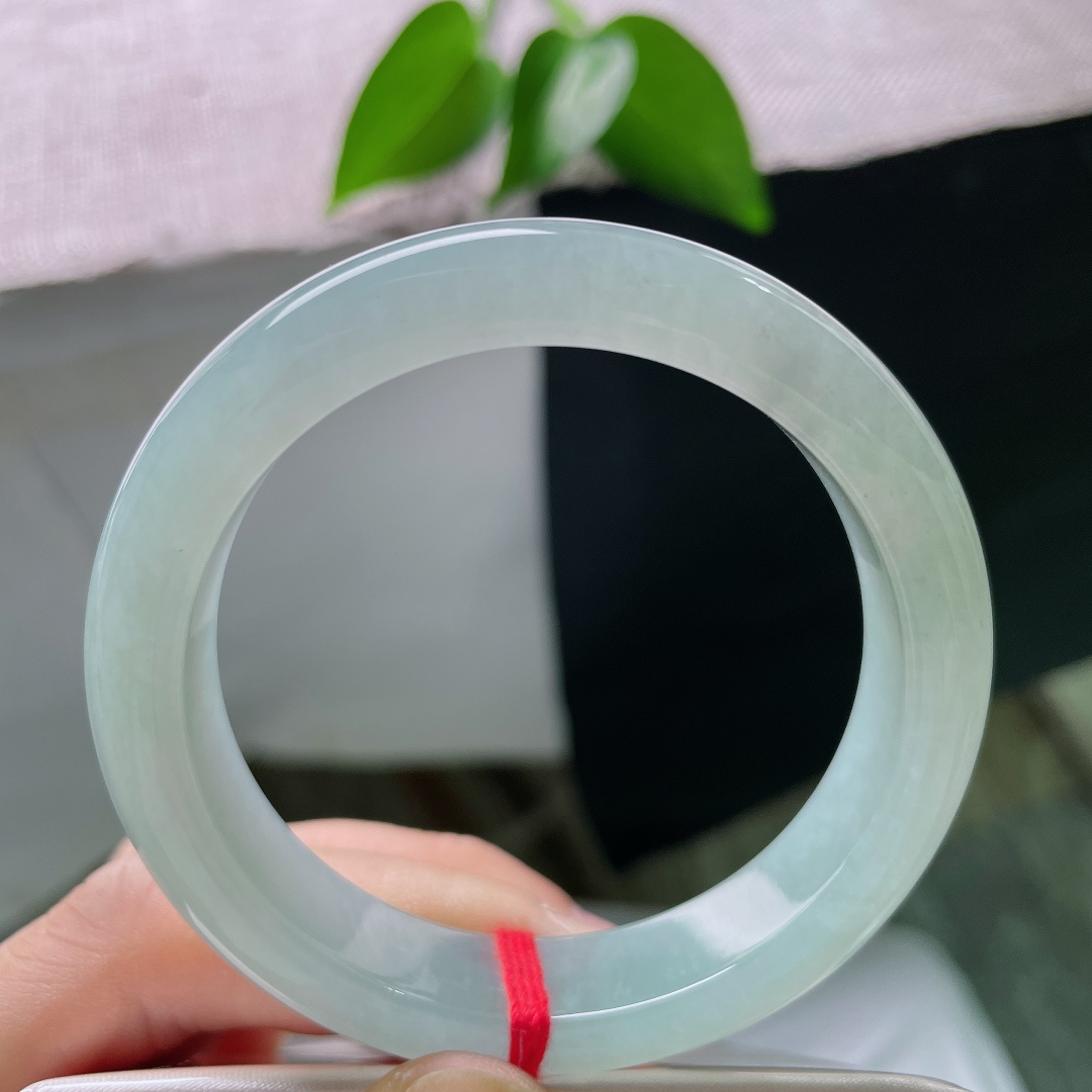 52.5/12/8.1，蓝底正圈，无裂，冰润湖水绿平安镯，清翠湖色漫覆镯身，冰底通透莹亮，演绎温婉清雅东方气韵。ss59098a